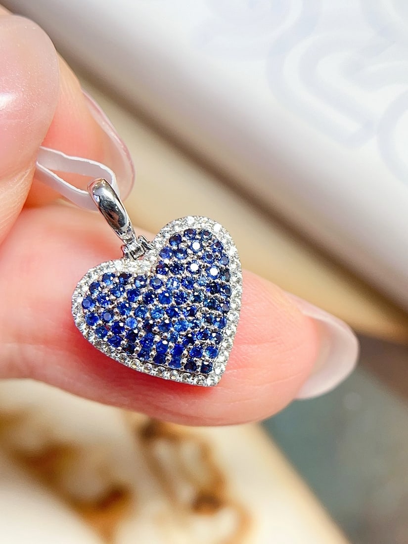18K Gold Sapphire Pendant (chain not included): This 18K gold sapphire pendant, with its royal blue color, exudes unparalleled nobility and elegance. Its full-set design, like stars in the night sky, perfectly showcases the wearer's graceful