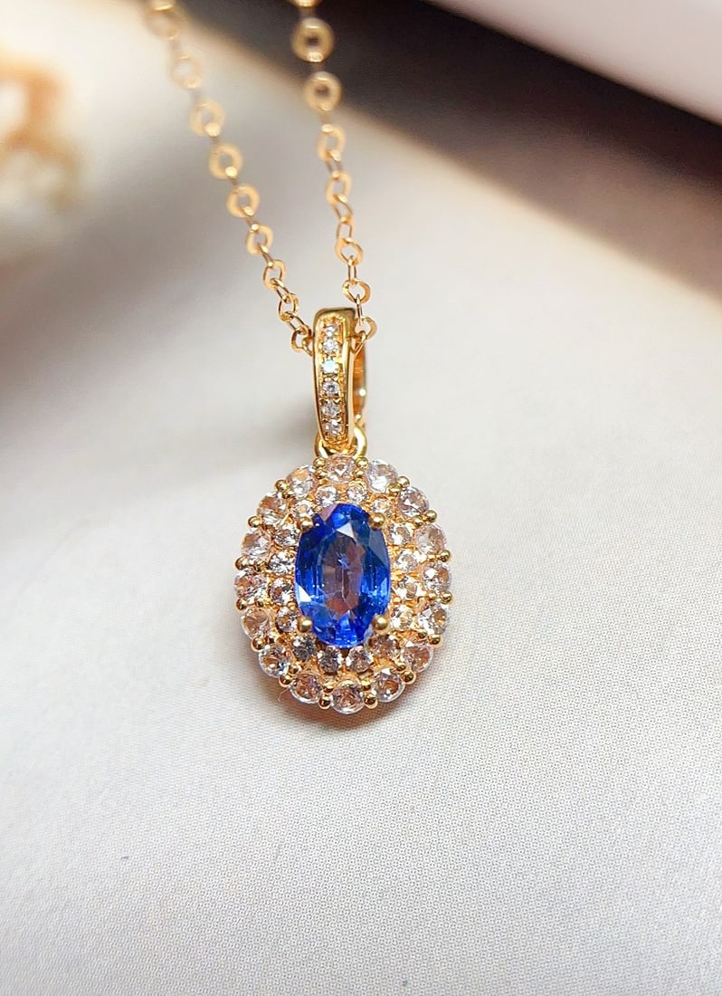 18K Gold Sapphire Pendant (chain not included): This pendant is meticulously crafted in 18K gold, set with dazzling sapphires, shining brightly like a cornflower. Its classic and luxurious design perfectly showcases the elegance and nobility of
