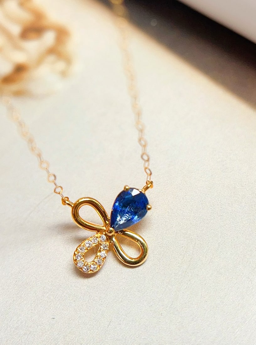 18K gold sapphire collarbone necklace: This 18K gold sapphire collar necklace brings you a fresh and natural luxury experience with its rich cornflower blue hue and glassy texture. The design is delicate and exquisite, perfectly