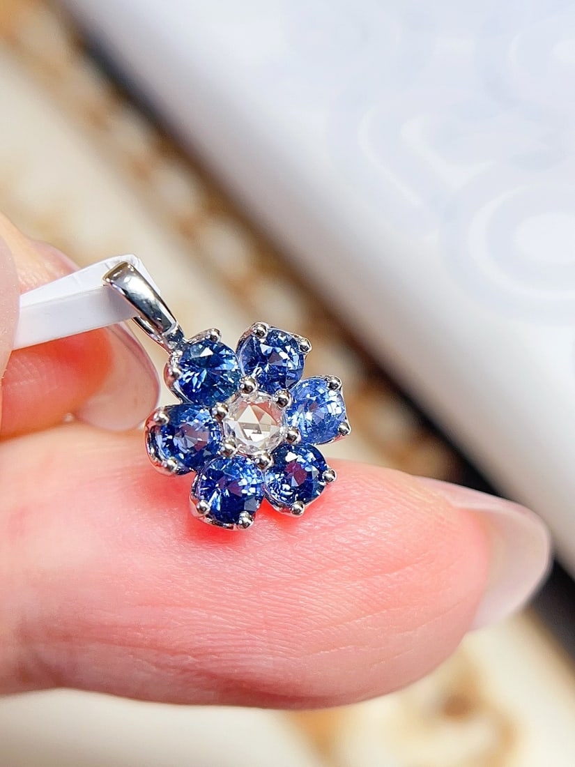 18K gold sapphire pendant (chain not included): This 18K gold sapphire pendant features a classic round daisy design, showcasing a bright and fresh floral charm. The wearer will be drawn to its crisp and elegant style, adding a touch of grace to