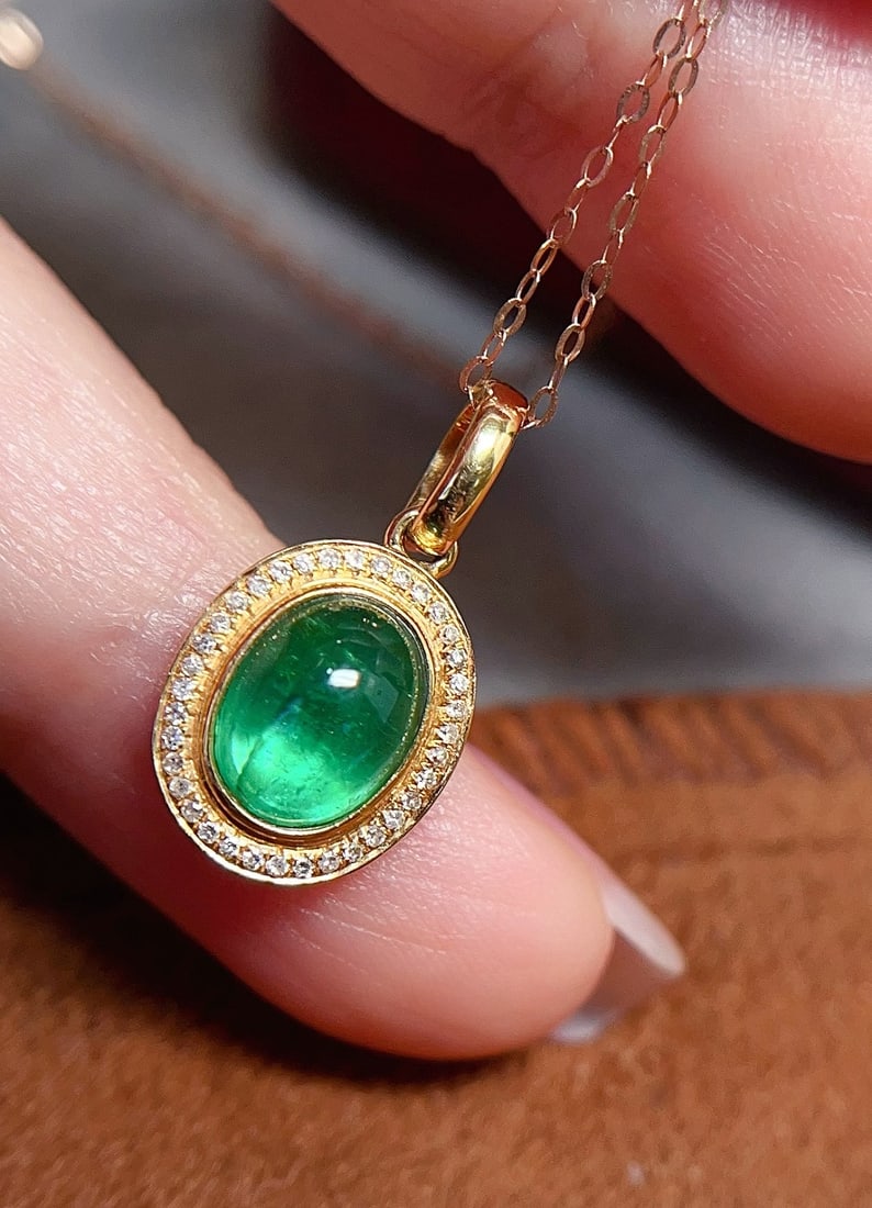 18K gold emerald pendant (chain not included): This 18K gold emerald pendant, with its grand classic design and the glassy luster of the spicy green emerald, perfectly showcases the wearer's nobility and elegance. The intense color of the emerald