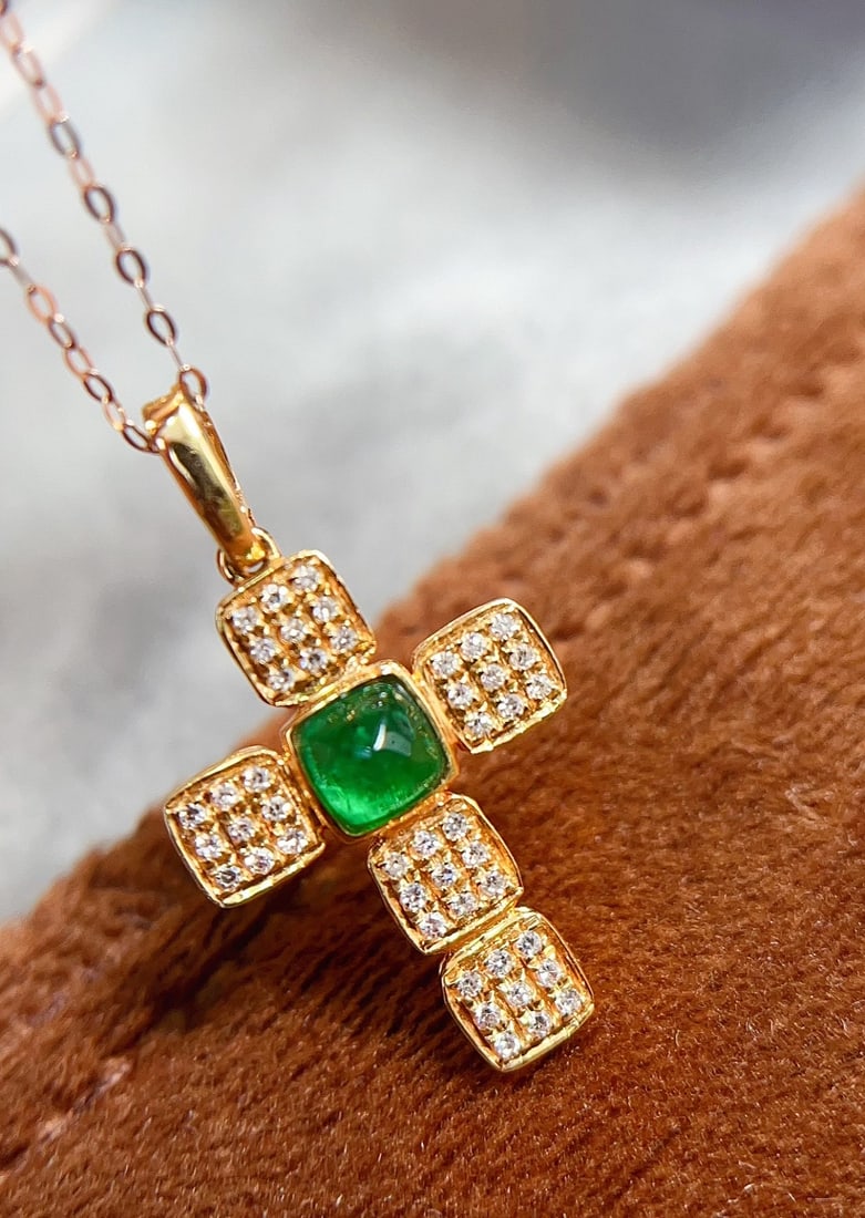 18K gold emerald pendant (chain not included): This 18K gold emerald pendant combines elegance and faith with its unique spicy green sugarloaf hue and clean fluorescent texture. The cross design not only adds a mysterious charm to the wearer but