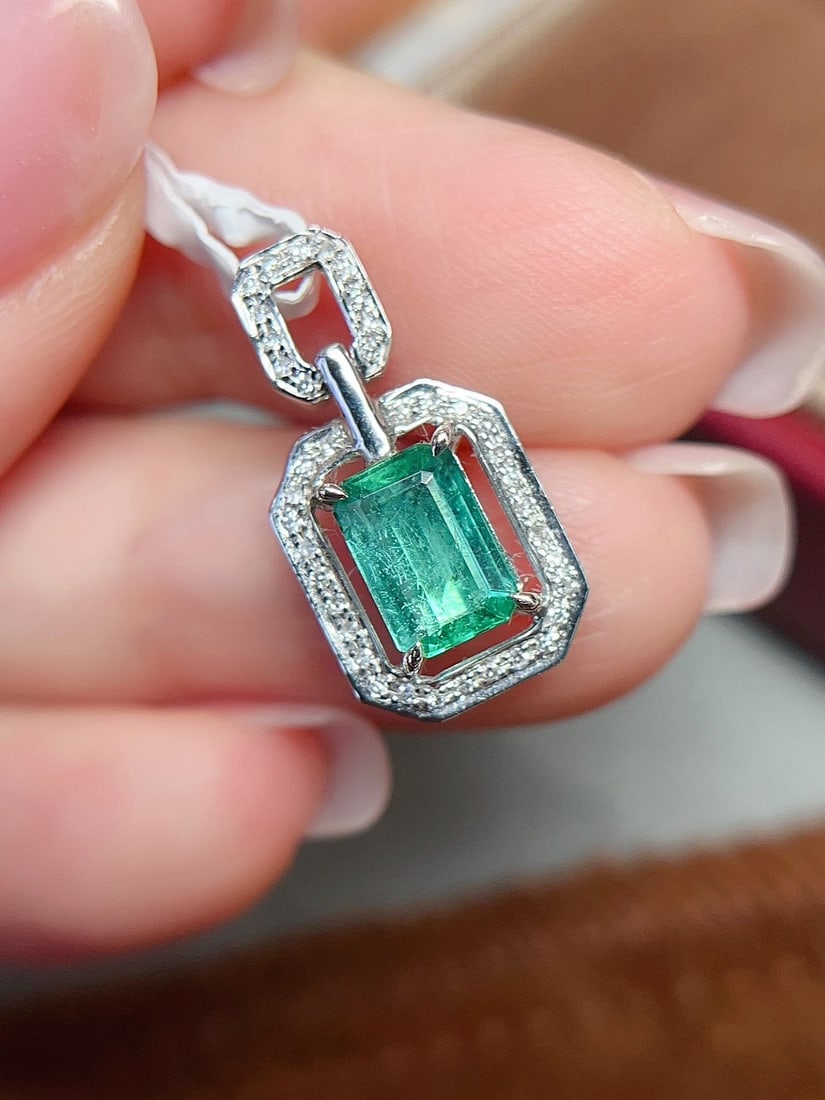 18K gold emerald pendant (chain not included): This pendant is based on 18K gold, set with a glass-filled emerald, whose fresh and green color is like the morning dew of spring, exuding natural vitality. The design is simple and fashionable,