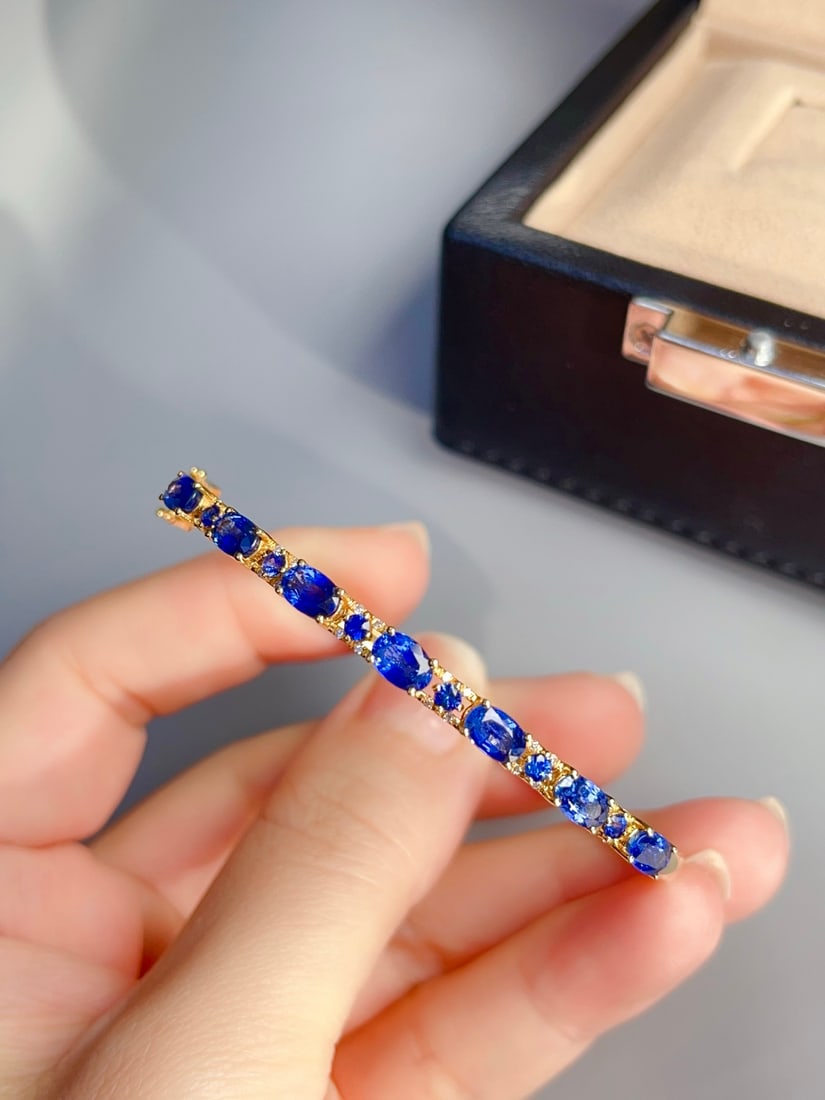 18K gold sapphire bracelet: This bracelet is exquisitely crafted in 18K gold, set with royal blue sapphires, emitting a charming radiance. The quality of the sapphires is unparalleled, and the rich royal blue tone adds a touch