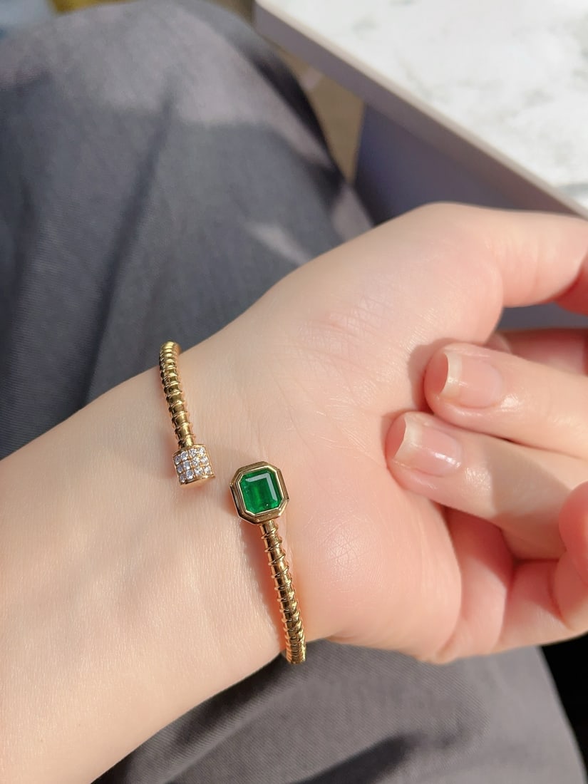 18K gold emerald bracelet: This bracelet is crafted in 18K gold and set with rich emeralds, presenting a vintage yet stylish look. It not only stands out in the trend but also has great versatility, whether paired with a