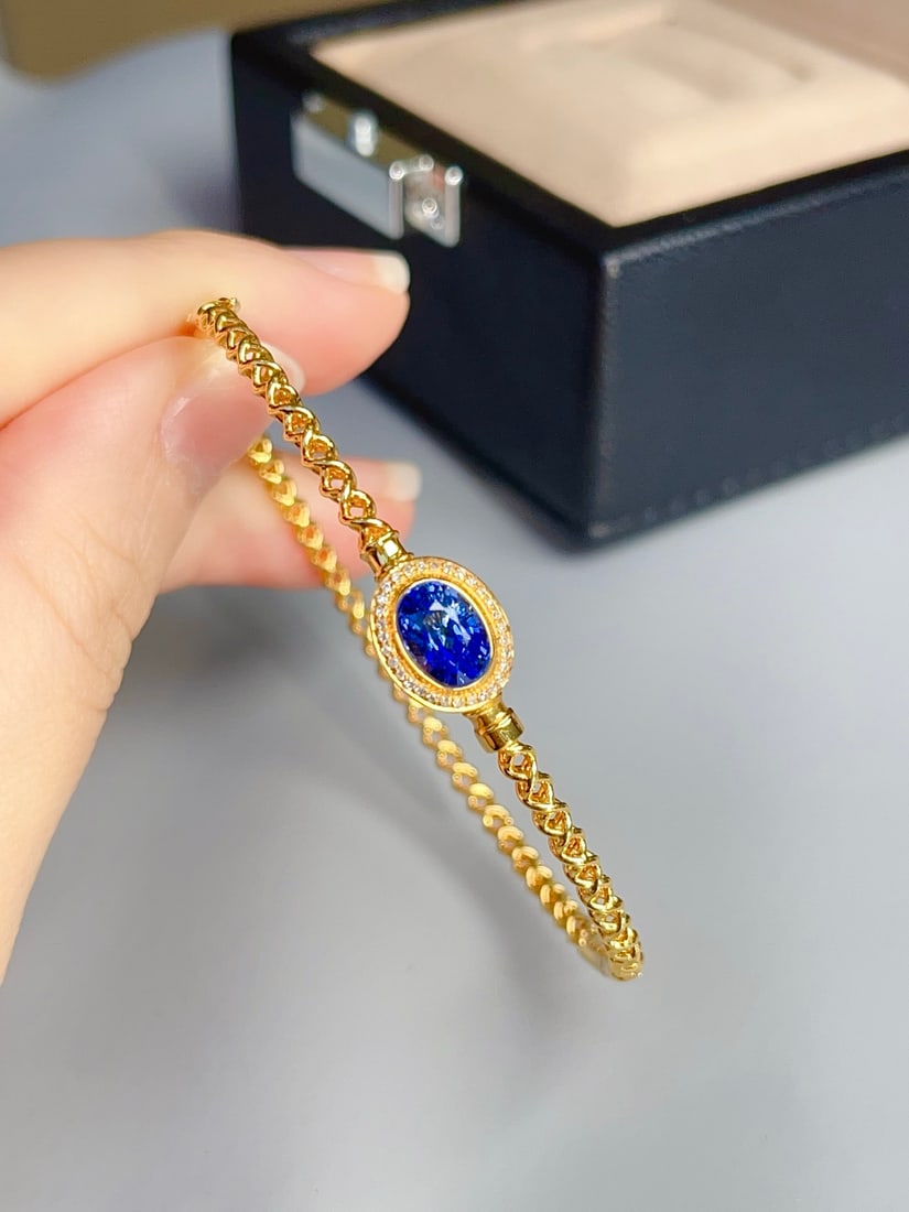 18K gold sapphire bracelet: This bracelet is set with sapphires in 18K gold, showcasing unparalleled elegance and luxury. The sapphire's glassy texture and royal blue hue perfectly interpret a noble temperament, allowing the