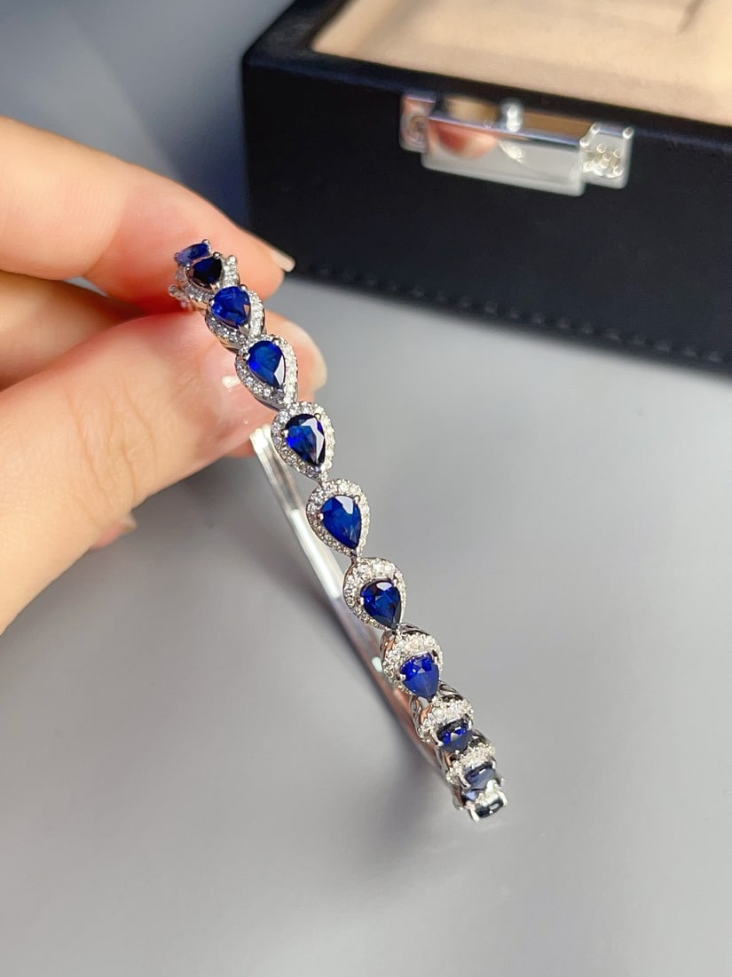 18K gold sapphire bracelet: This bracelet is made of 18K gold and set with natural sapphires. The color is deep and captivating, resembling royal blue, with flawless and pure crystals that emit a stunning fire color. The design