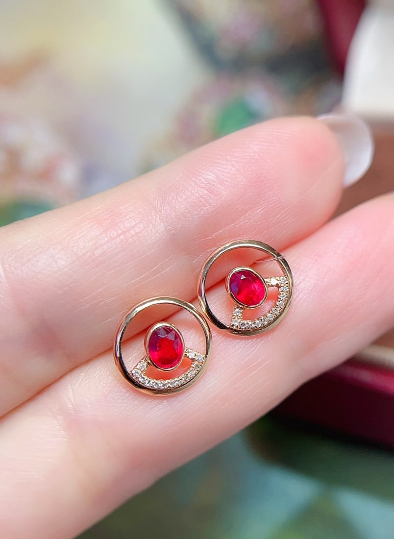 18K gold ruby earrings: These earrings are meticulously crafted in 18K gold, set with rich pigeon blood red rubies, showcasing unparalleled nobility and elegance. Their exquisite design not only enhances the overall luxury,