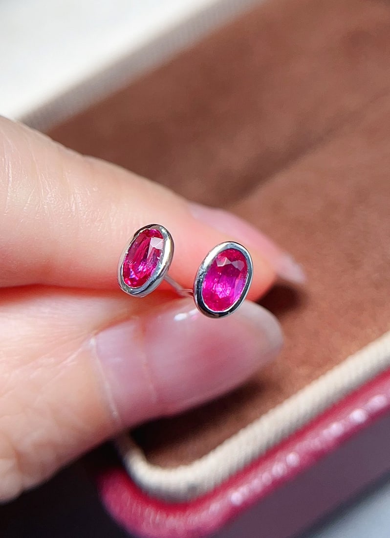 18K gold ruby earrings: This 18K gold ruby earring stud perfectly showcases the elegance and confidence of modern women with its bright and vibrant color and minimalist style. The untreated ruby is as clear as glass,