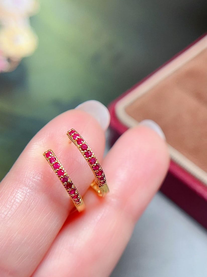 18K gold ruby earrings: This pair of earrings is meticulously crafted in 18K gold, set with intense pigeon-blood red rubies that emit a dazzling brilliance. Its simple yet versatile design makes it the perfect choice for dai
