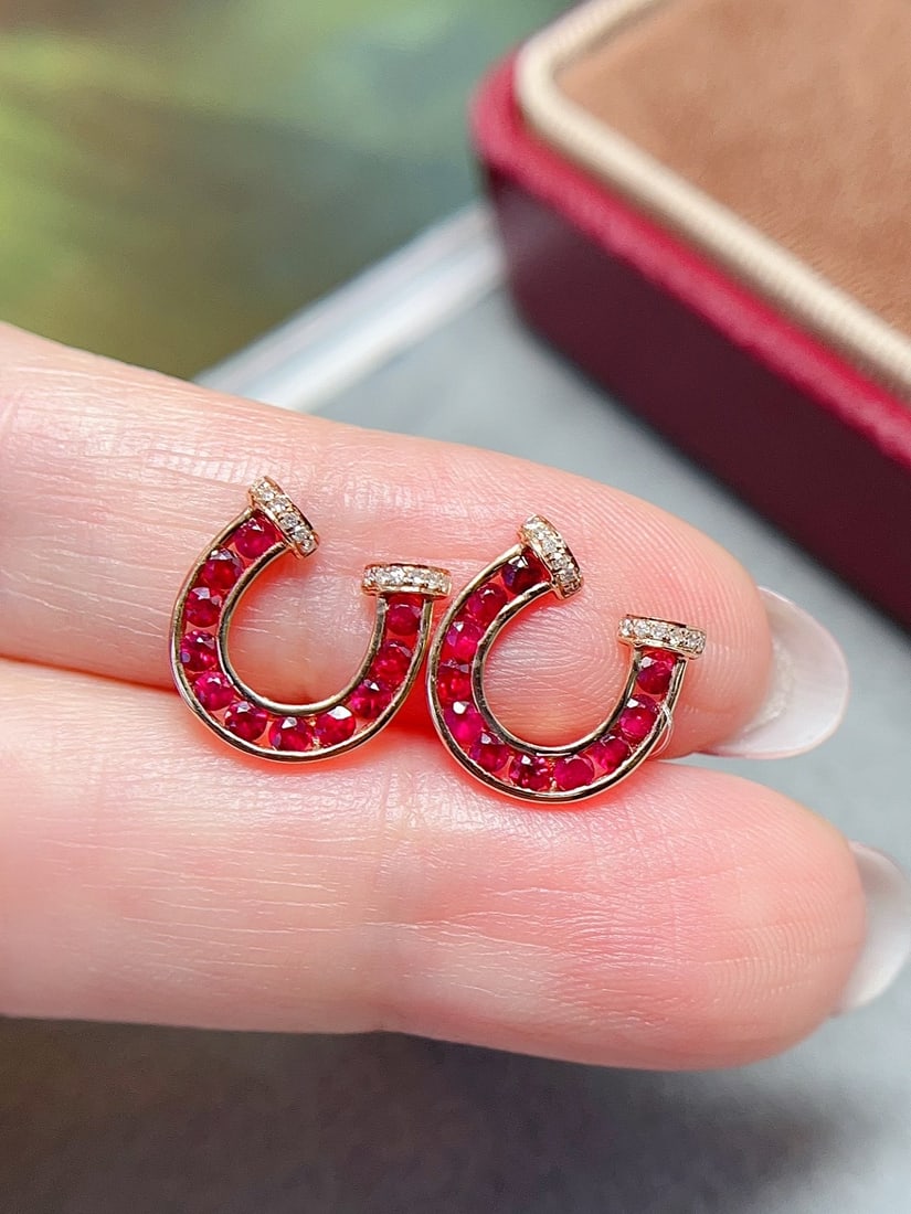 18K gold ruby earrings: These earrings are meticulously crafted in 18K gold, set with pigeon blood red rubies, showcasing unparalleled luxury and elegance. The borderless setting enhances the intense color of the rubies, as 