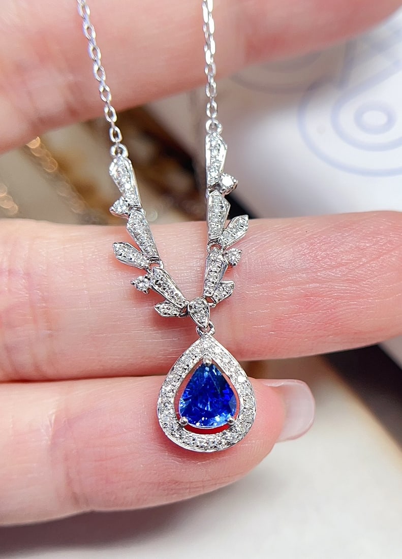 18K gold sapphire collarbone necklace: This collarbone chain is crafted in 18K gold, paired with a rich cornflower blue sapphire, resembling a dazzling flame, truly captivating. The sapphire's glassy texture sparkles with a charming light