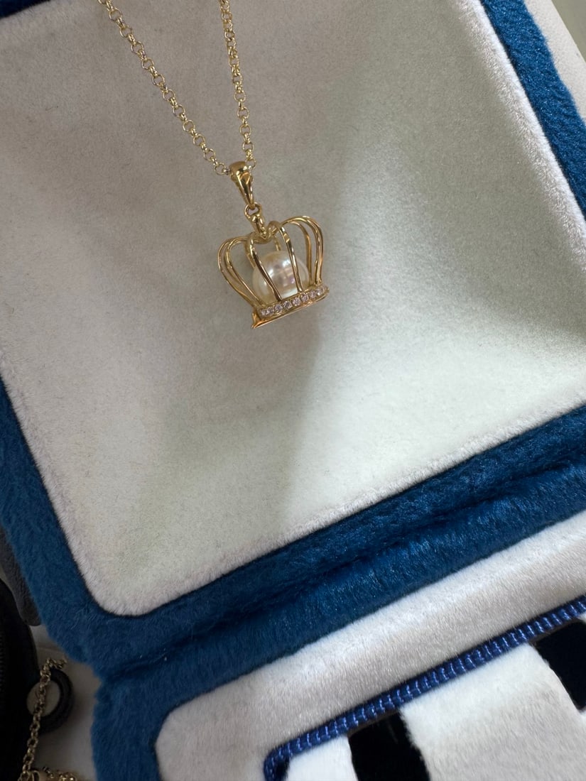 18K Gold Akoya Sea Pearl Pendant (Chain not included): This 18K gold Akoya sea pearl pendant, with its exquisite and unique small crown design, perfectly showcases the elegance and luxury of jewelry. The Akoya sea pearls have a diameter of 6.5-7 millimete