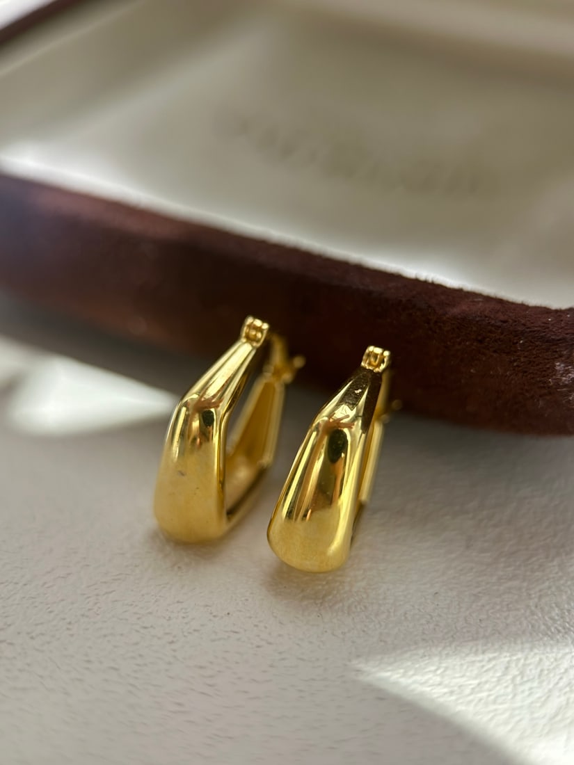 18K gold earrings: These 18K gold earrings, with their unique luster, seem to come with a built-in filter of elegance that captivates at first sight. The geometric design is crisp and clean, both durable and versatile, 