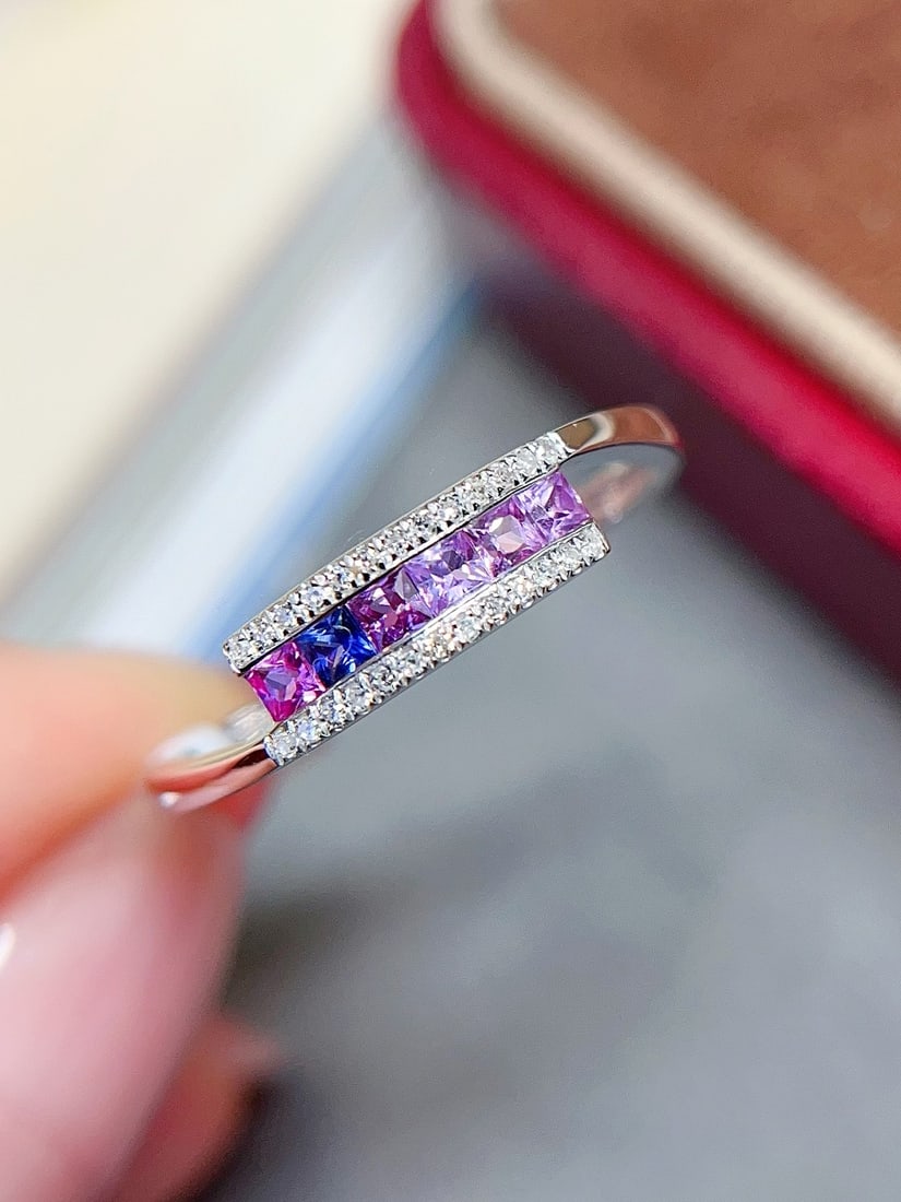 18K gold sapphire ring: This 18K gold sapphire ring features a no-heat colored sapphire as the main stone, emitting a simple yet exquisite charm. The deep color of the sapphire combined with its delicate cut creates a perfec