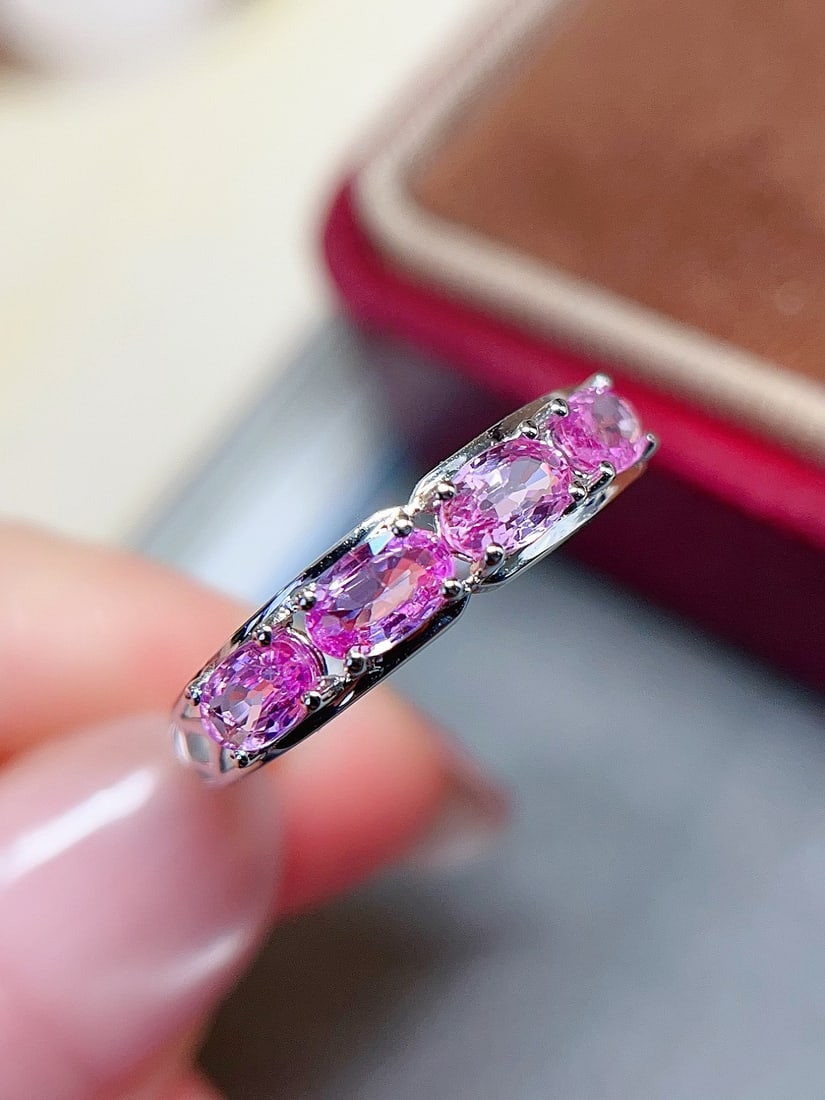 18K gold sapphire ring: This ring is crafted in 18K gold, set with a pink sapphire, showcasing a bright and captivating glass-like appearance. The color of the sapphire is like the first ray of sunlight in the morning, givin