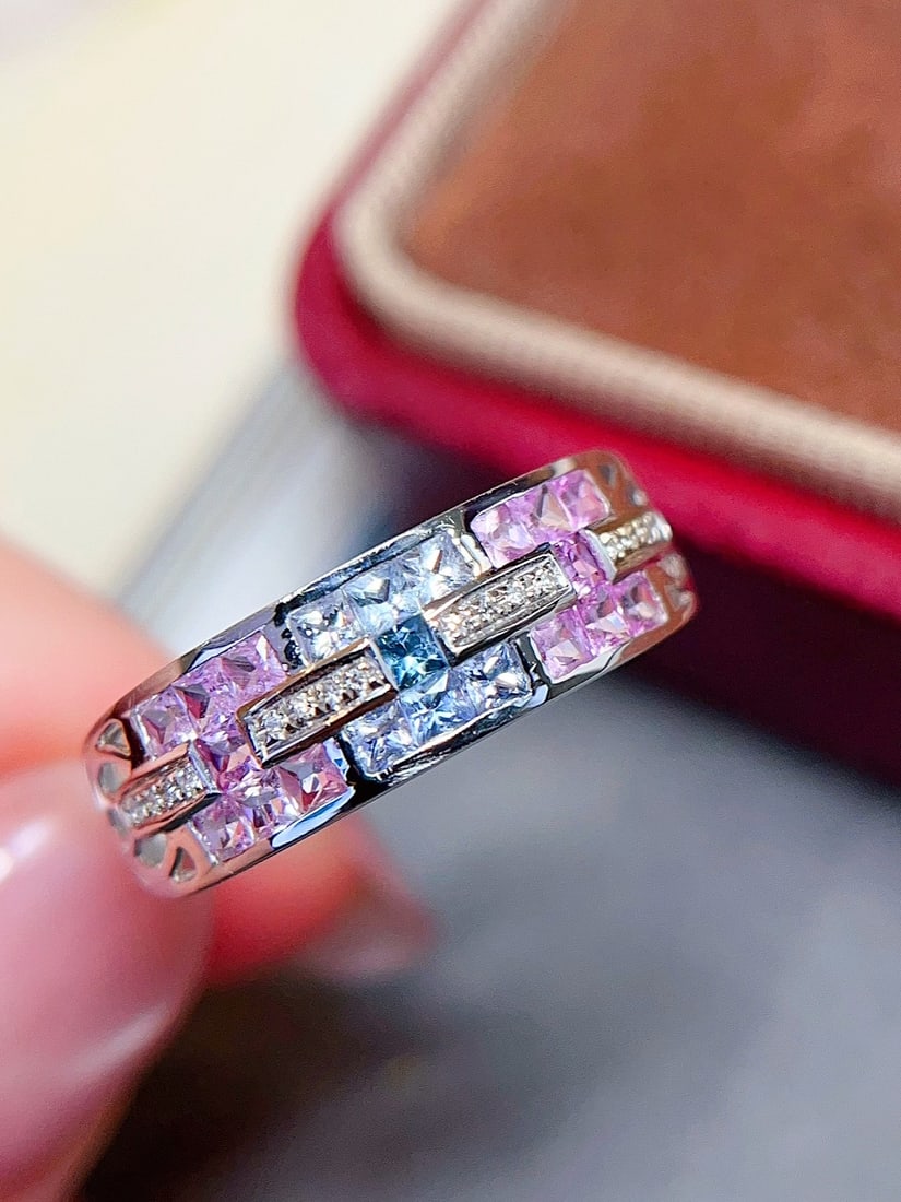 18K gold sapphire ring: This sapphire ring perfectly showcases the pure and dazzling beauty of the untreated sapphire in its design. Its deep blue color is like the brilliant stars in the night sky, radiating a charming bril