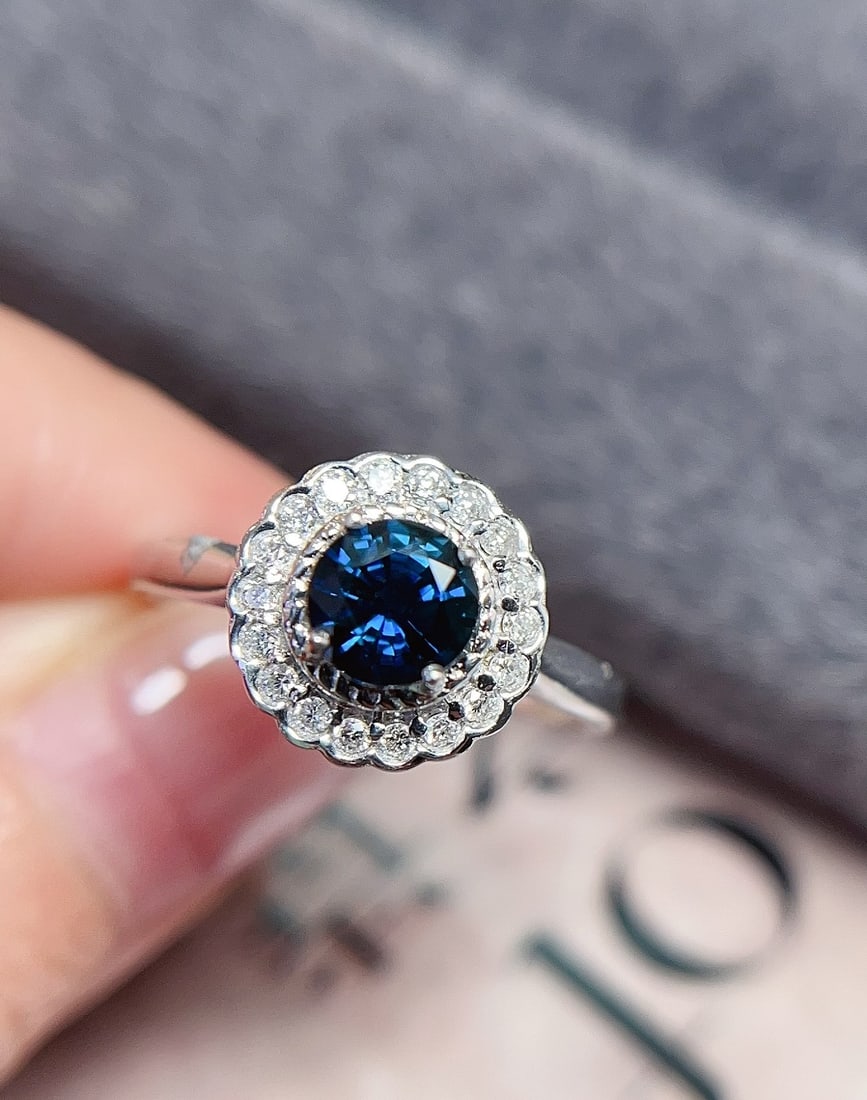 18K gold sapphire ring: This 18K gold sapphire ring perfectly interprets the combination of nobility and elegance with its deep royal blue color and classic sparkling design. The round sapphire main stone shines like bright 