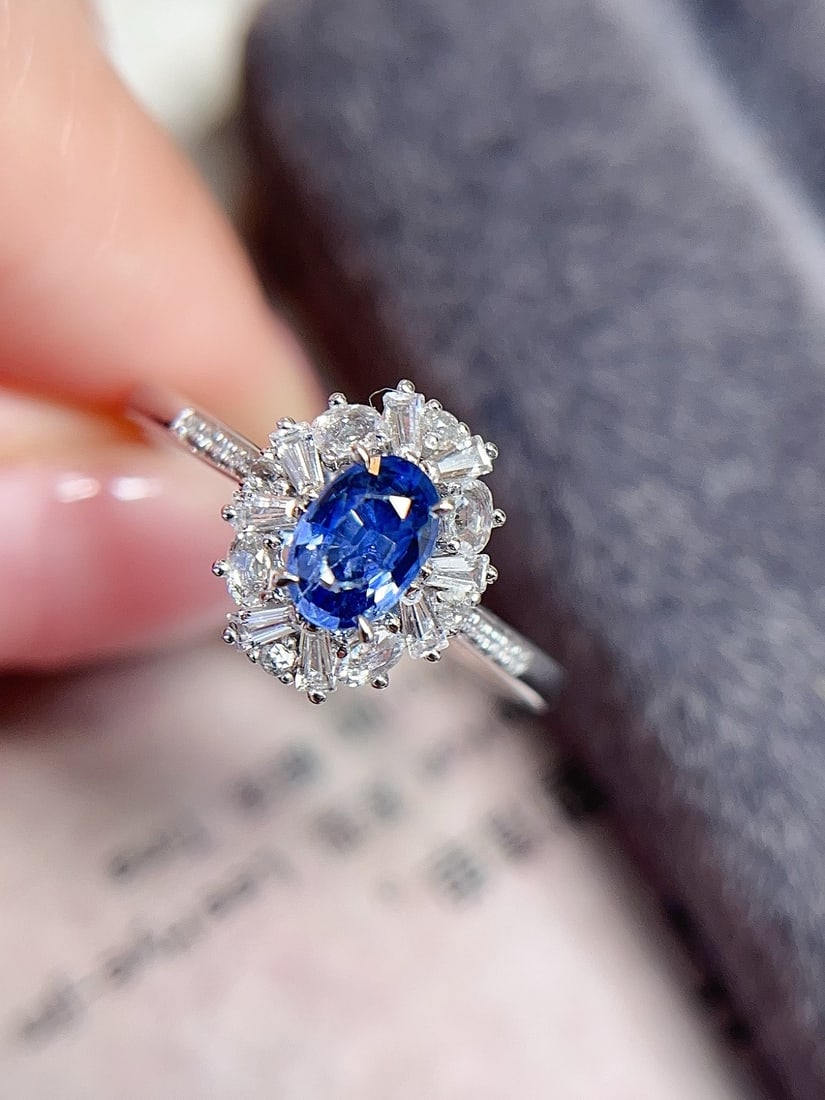 18K gold sapphire ring: This 18K gold sapphire ring, with its pure color and bright luster resembling cornflowers, adds an elegant touch to the wearer. The exquisite glass-filled sapphire main stone, approximately 0.5 carats