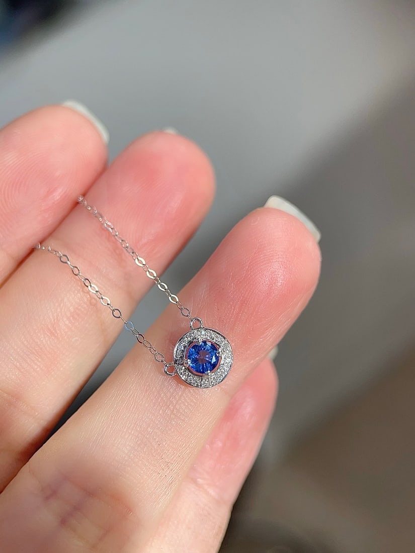 18K gold sapphire collarbone necklace: This 18K gold sapphire collar necklace perfectly showcases the rich color of cornflower blue, resembling an endless blue sky, creating a refreshing and delightful feeling. Its round glass body design,
