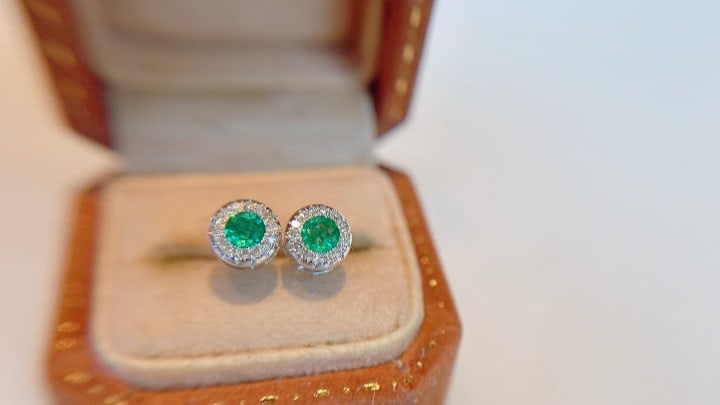 18K gold emerald earrings: This 18K gold emerald stud earring perfectly showcases the wearer's daily charm with its elegant and fresh design. The emerald has a rich and captivating color, complemented by high clarity diamonds, 