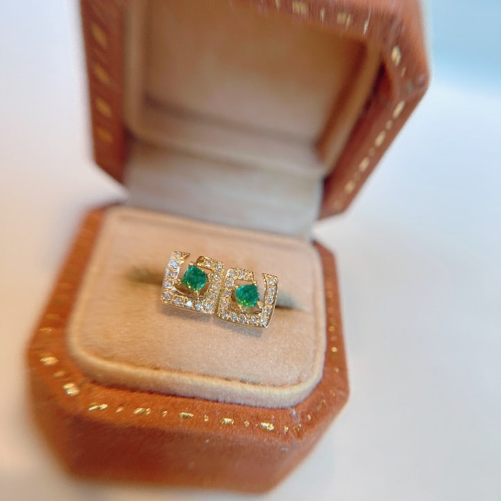 18K gold emerald diamond earrings: These earrings are made of 18K gold and are set with dazzling diamonds and deep green emeralds, showcasing unparalleled luxury and elegance. The exquisite design combined with high-quality gemstones a