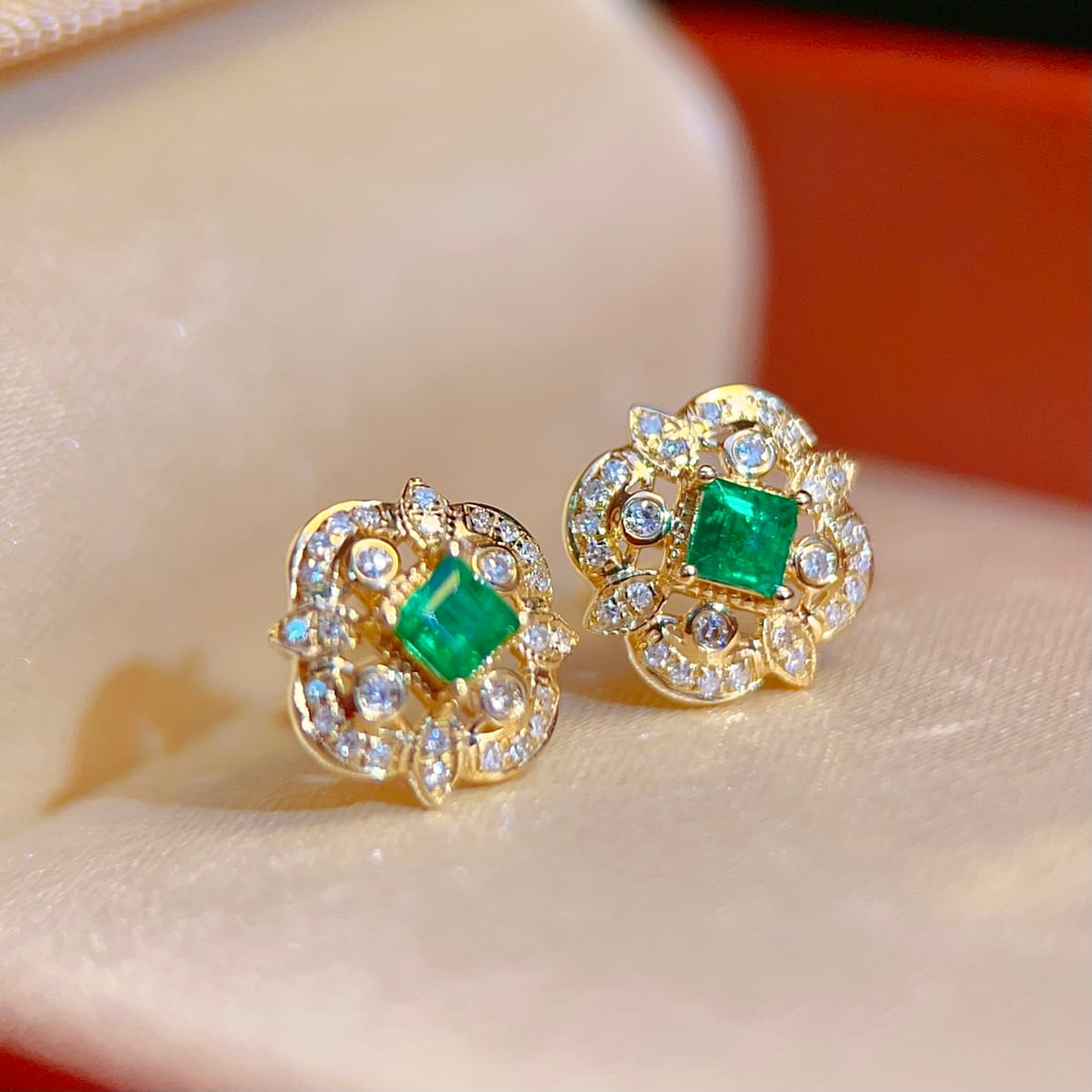 18K gold emerald earrings: This earring perfectly combines vintage and minimalist styles, presenting a classic and enduring look. The main stone shines brightly and transparently, like a touch of fresh greenery, adding infinite