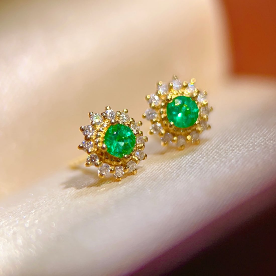18K gold emerald earrings: These earrings feature a vintage minimalist design style, showcasing a classic and enduring charm. The main stone, emerald, is transparent and shiny, perfectly set in 18K gold, emitting a charming lus