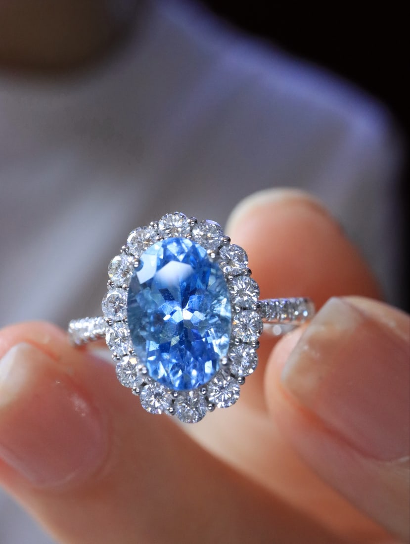 18K Gold Sea Blue Sapphire Ring: This sapphire ring showcases its stunning blue hue and glass-like transparency, perfectly displaying the elegance and grandeur of classic design. The main stone sparkles with fiery colors, captivating
