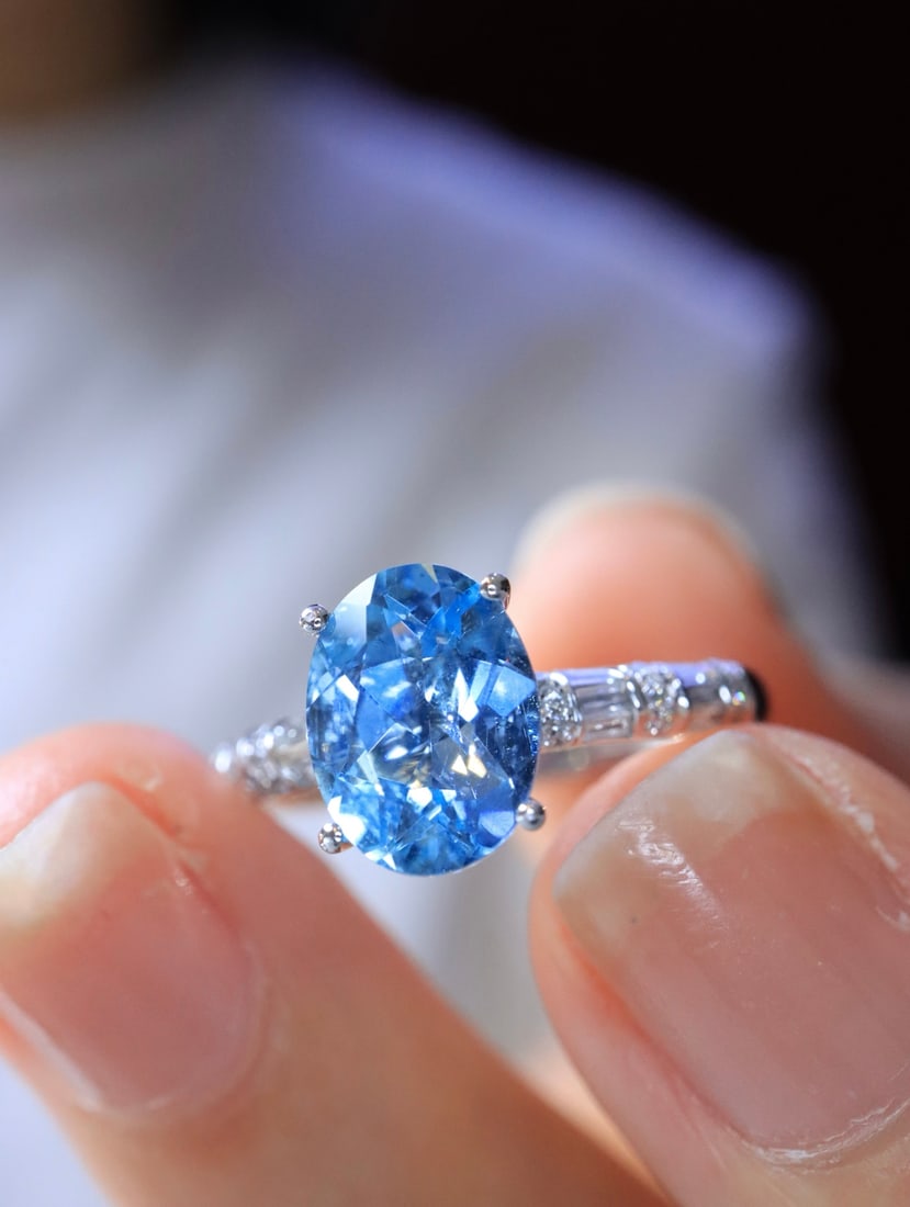 18K gold sapphire ring: This ring is meticulously crafted with 18K gold, set with a glass-filled blue sapphire, with a particularly beautiful cut, transparent and bright, sparkling with fire, as if immersed in the deep blue 