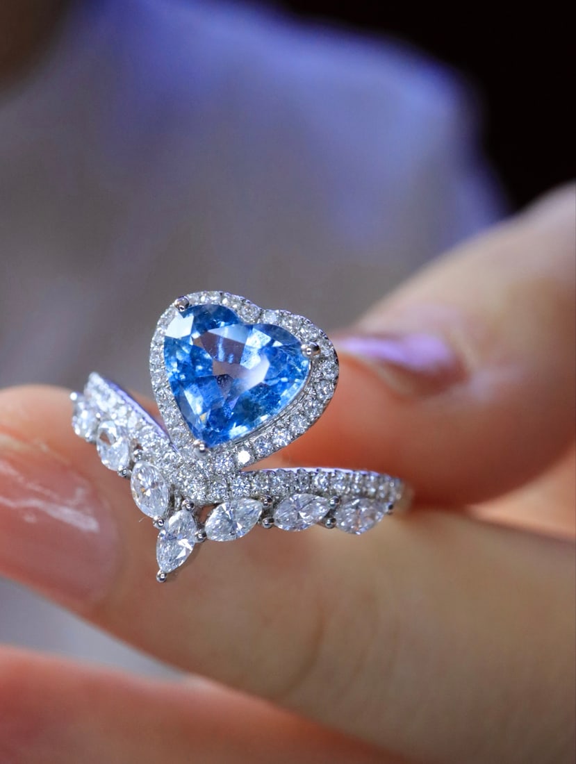 18K gold sapphire ring: This ring is based on 18K gold, set with heart-shaped cut aquamarine, emitting an extraordinary charm. Large marquise diamonds are interspersed, making the whole piece more exquisite and dreamy.