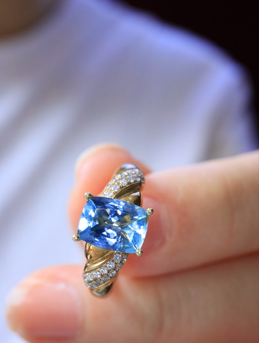 18K gold sapphire ring: This sapphire ring perfectly combines vintage and trendy elements, giving a simple yet elegant look when worn. The superb St. Maria sapphire has a deep blue color like the sea, with excellent