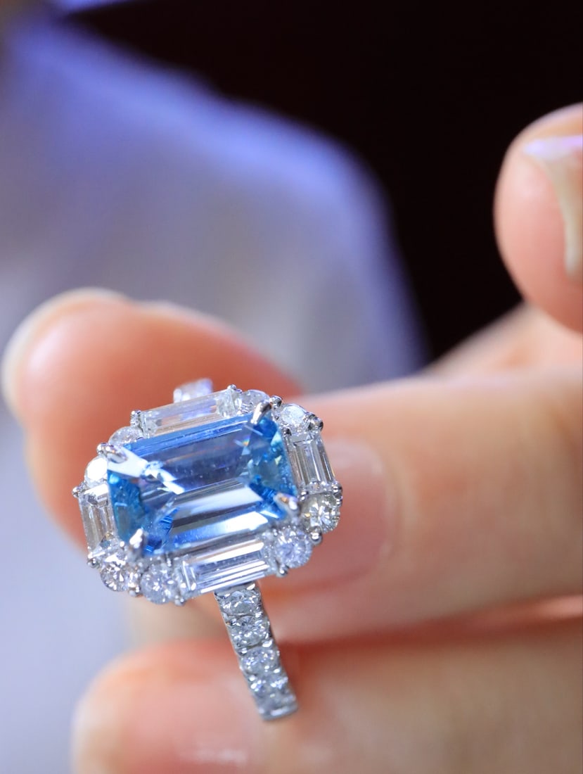 18K gold sapphire ring: This 18K gold ring with a sea blue sapphire is the perfect choice for your daily wear, thanks to its classic and durable design. The clear blue color of the sapphire is as deep as the sea, giving the 
