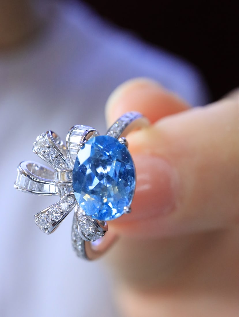 18K gold sapphire ring: This ring is meticulously crafted in 18K gold, set with a superb Santa Maria aquamarine, showcasing a glass-like transparency and excellent fire, making it shimmer brilliantly in the light. The exquis