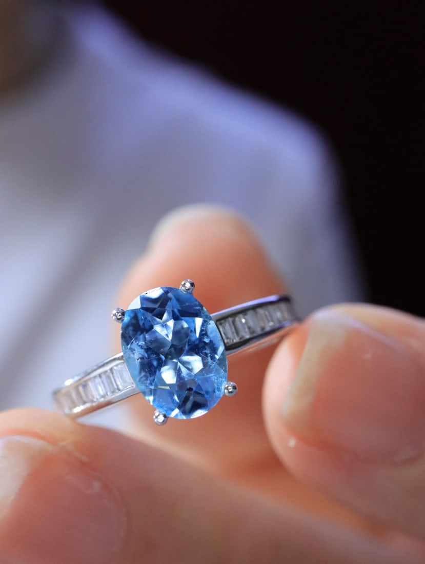18K gold sapphire ring: This ring is meticulously crafted in 18K gold, set with a crystal clear and bright sea blue sapphire, showcasing excellent fire color effects. Its design style is minimalistic yet elegant, perfectly i