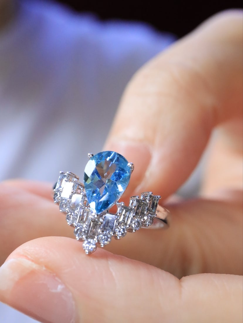 18K gold sapphire ring: This 18K gold ring with a sea blue sapphire is like a piece of art, with a perfectly cut sapphire emitting dazzling fire colors, making it unforgettable. With an exquisite and fashionable crown design