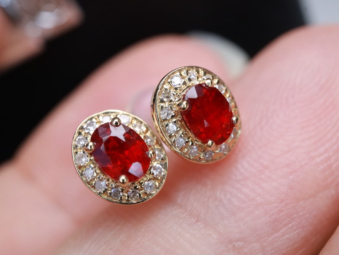 18K Gold Ruby Earrings: This 18K gold ruby stud earring showcases an unparalleled nobility and elegance with its pigeon blood red hue. The rich and vibrant red symbolizes passion and vitality, adding a touch of luxury to the