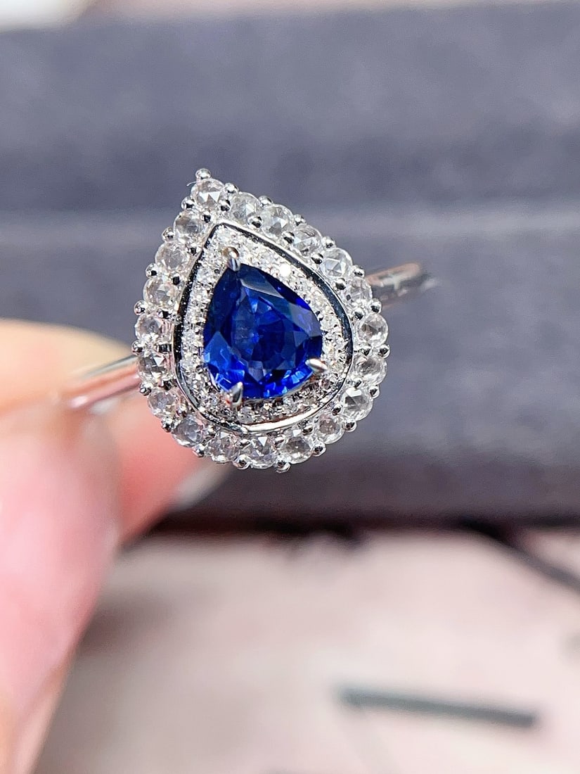 18K gold sapphire ring: This ring is meticulously crafted in 18K gold, set with dazzling sapphires, exuding a noble royal blue aura. The texture of its glass body complements the bright color, adding a touch of grandeur and