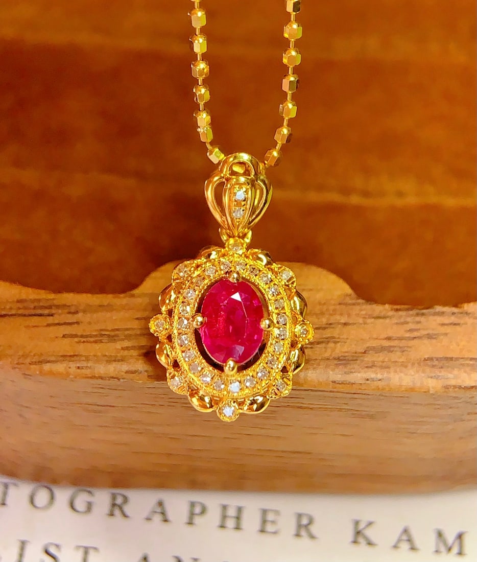 18K Gold Ruby Pendant (Chain not included): This 18K gold ruby pendant features carefully selected natural Burmese rubies, with rich color and dazzling brilliance, perfectly showcasing the wearer's elegant temperament. It is complemented by 32