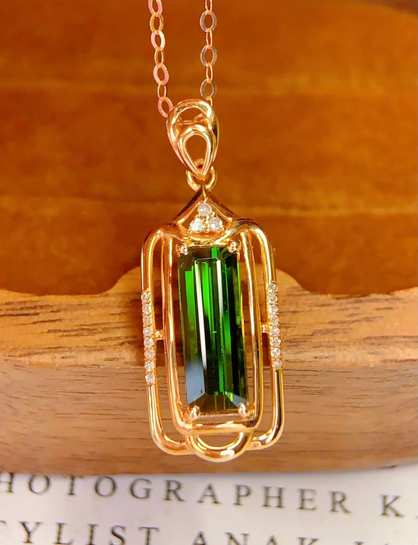 18K gold emerald pendant (chain not included): This 18K gold beryl pendant is an elegant and charming piece of jewelry, perfectly showcasing the enchanting color and brilliance of beryl. The natural beauty of beryl complements the dazzling