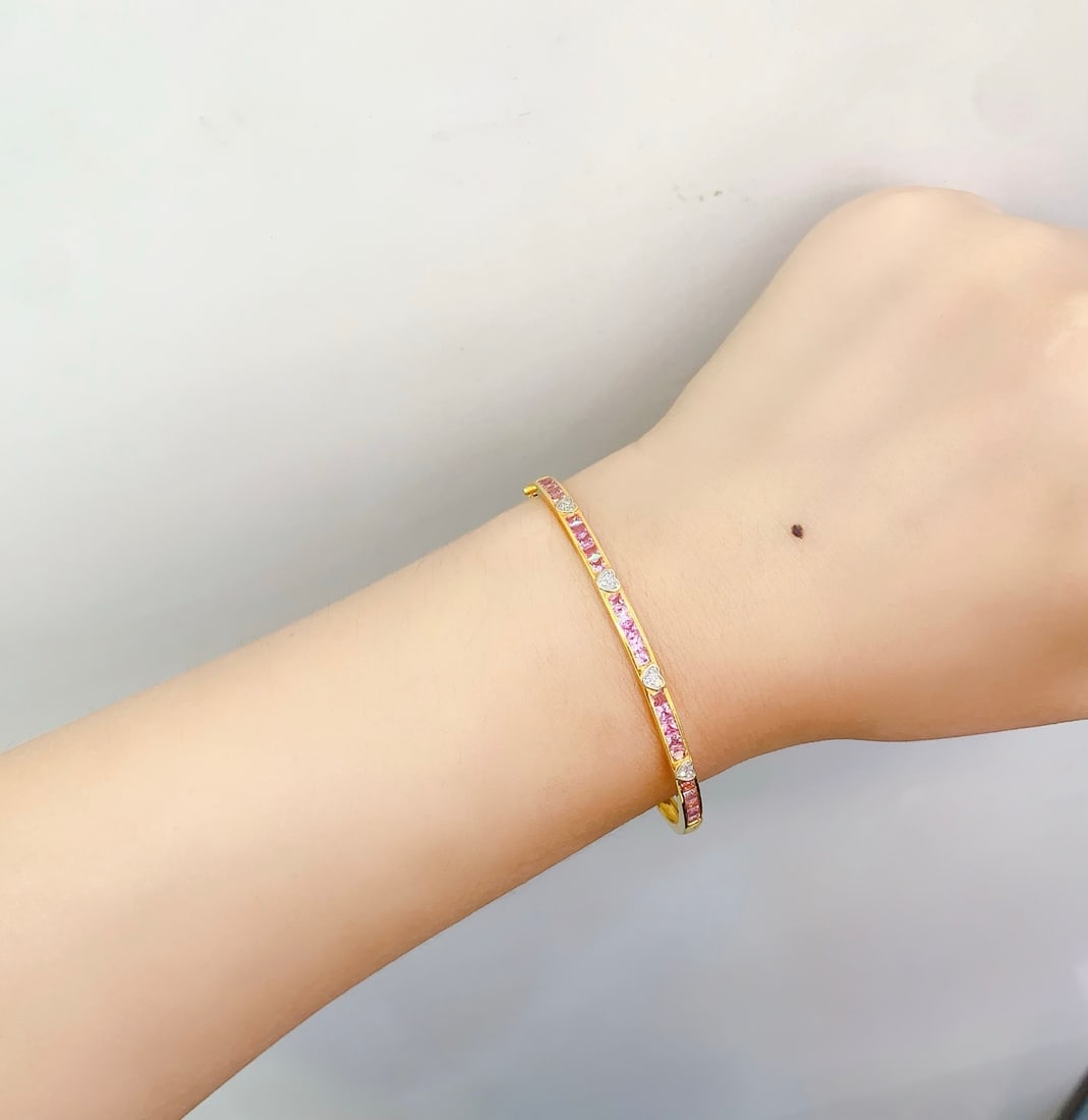 18K gold natural pink sapphire bracelet: This bracelet is crafted in 18K gold, set with natural untreated powder blue sapphires, showcasing a fresh and elegant temperament. The soft and charming color of the powder blue sapphires perfectly