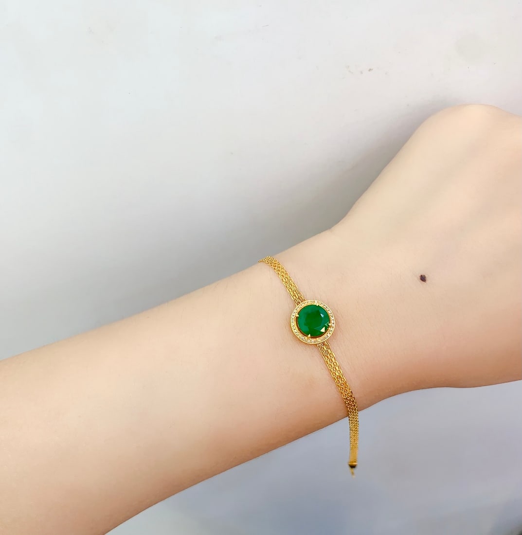 18K gold emerald bracelet: This bracelet is crafted in 18K gold, paired with natural emerald, emitting a rich green light, like a spirit of nature, adding a touch of elegance to the wearer. The fresh tones of emerald