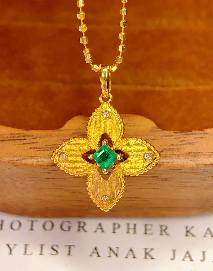 18K Gold Natural Emerald Pendant (Chain not included): This pendant is made of 18K gold, set with natural emerald, emitting a rich green light, like a touch of fresh spring. Whether for daily wear or special occasions, this pendant can add elegance and