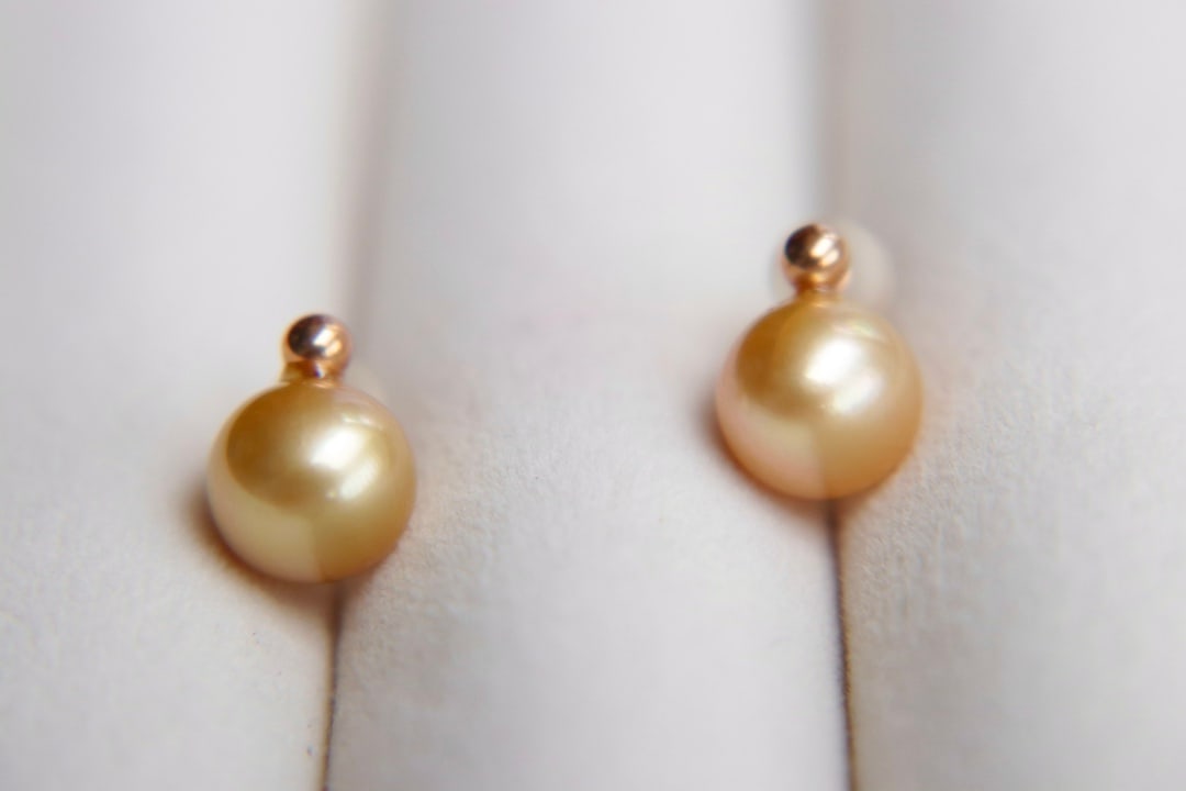 18K Gold Seawater Pearl Earrings: This 18K gold sea water pearl stud earrings combine elegant design with exquisite craftsmanship, making them the ideal choice for your daily wear. The pearls have a diameter of 8.5 millimeters,