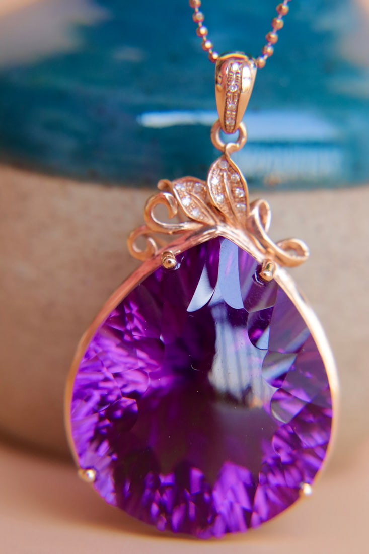 18K gold amethyst diamond pendant (chain not included): This 18K gold amethyst diamond pendant, with its simple and elegant design, perfectly showcases a noble and graceful temperament. The color of the amethyst is exceptionally beautiful, like a dazzling 