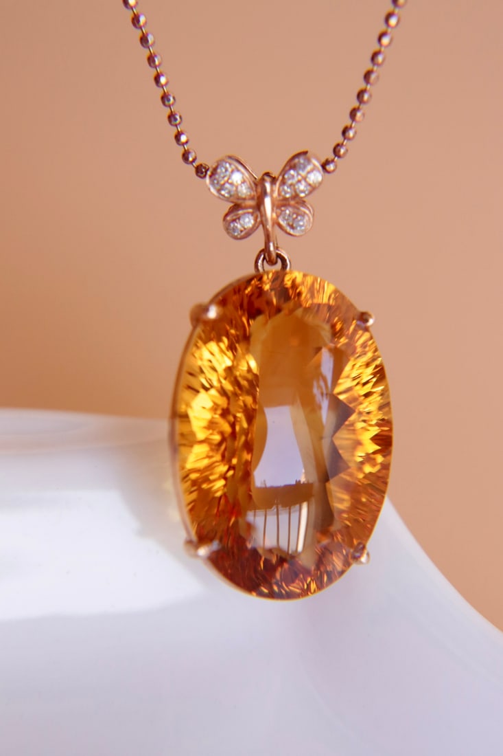 18K Gold Yellow Crystal Diamond Pendant (chain not included): This 18K gold yellow crystal diamond pendant, with its outstanding design and exquisite craftsmanship, becomes a dazzling gem in your accessory collection. The yellow crystal main stone weighs 19.9 ca