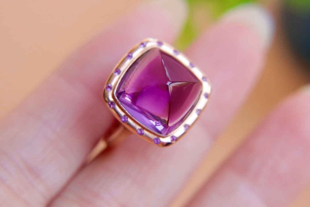 18K gold amethyst ring: This 18K gold amethyst ring brings you unparalleled elegance with its simple and elegant design and beautiful color. The main amethyst stone weighs 8.65 carats, emitting a charming brilliance that mak