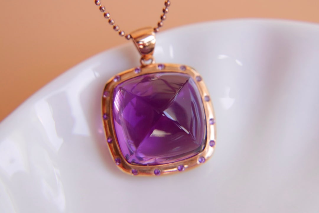 18K Gold Amethyst Pendant (chain not included): This 18K gold amethyst pendant, with its simple and elegant design and beautiful color, is the perfect choice for your daily wear. The high clarity and rich color of the amethyst add an elegant touch 