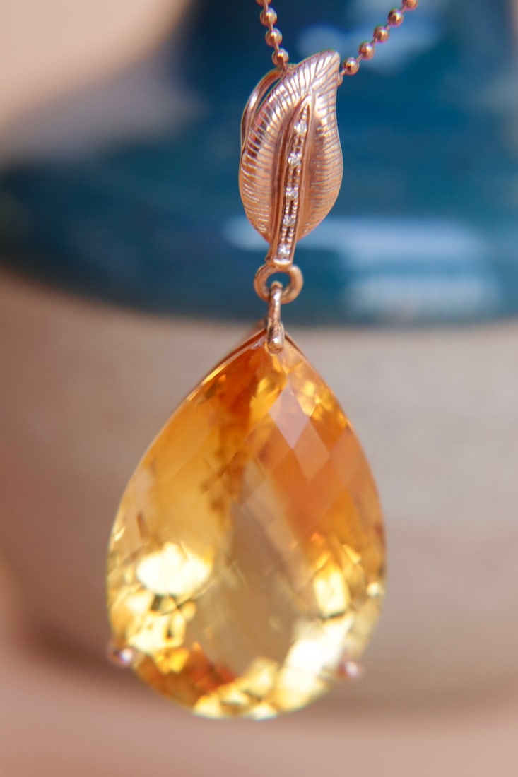 18K Gold Yellow Crystal Pendant (chain not included): This 18K gold yellow crystal pendant, with its exquisite design and auspicious meaning of attracting wealth, is an excellent choice for your daily wear. The bright color of the yellow crystal symboliz