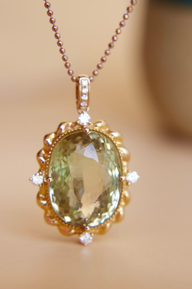 18K Gold Emerald Diamond Pendant (chain not included): This 18K gold pendant with a tourmaline diamond showcases nobility and elegance with its captivating colors and exquisite craftsmanship. The tourmaline main stone weighs 15.45 carats, displaying a bri